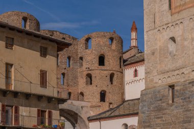 Piedmont 'taki Susa Katedrali' nin manzarası. Eski binalar, arka plan mavi gökyüzü.