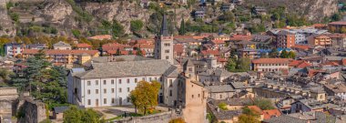 İtalya, Piedmont 'taki kilise ve vadiyle Susa' ya bak.