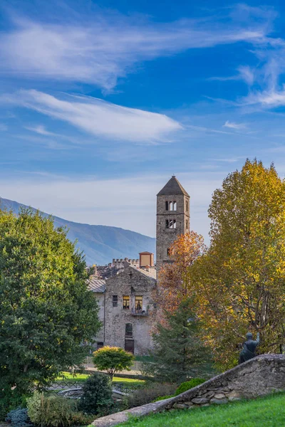 イタリアのピエモンテ州の教会 背景の青い空と山とスーサのシーザーオーガスタス公園の町の景色 — ストック写真