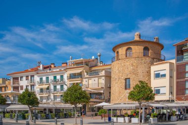 CAMBRILS, İSPA-ECTOBER 13. 2022: Ortasında Aziz Peter Kilisesi ve Torre del Port ile Cambrils Limanı ve şehir limanı manzarası.