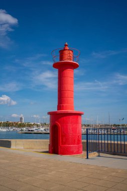 Cambrils Limanı 'nın kırmızı deniz feneri, Costa Dorada' nın sahil şeridi.