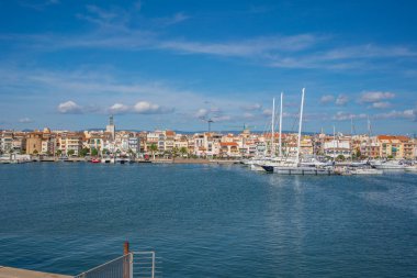 Torre del Port ile Cambrils Limanı ve şehir limanı manzarası ve Costa Dorada 'da tekneler.