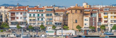 CAMBRILS, İSPA-ECTOBER 13. 2022: Torre del Port ve tekneleri ile Cambrils limanı ve şehir limanı manzarası.