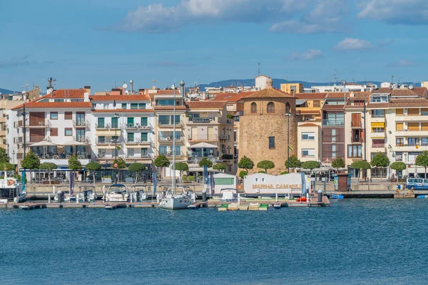 CAMBRILS, İSPA-ECTOBER 13. 2022: Torre del Port ve tekneleri ile Cambrils limanı ve şehir limanı manzarası.