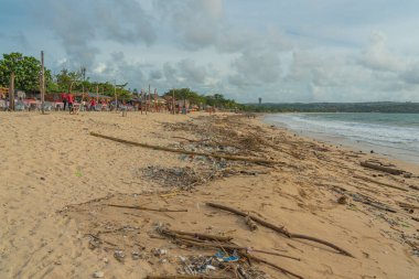 Jimbaran Sahili, Endonezya - 13 Şubat 2023 Bali 'de Jimbaran Sahili, kumsalda çöp dolu ünlü balık restoranları