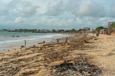 Jimbaran Sahili, Endonezya - 13 Şubat 2023 Bali 'de Jimbaran Sahili, kumsalda çöp dolu ünlü balık restoranları