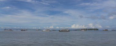 Vapurdan Waisai 'ye gemi turları, tur botları, arka plan mavi gökyüzü, kopya uzay