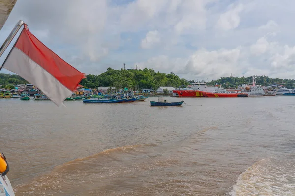 Sorong Daki Feribottan Endonezya Bayrağıyla Waisai Rıhtımdaki Arka Plan Teknelerine — Stok fotoğraf