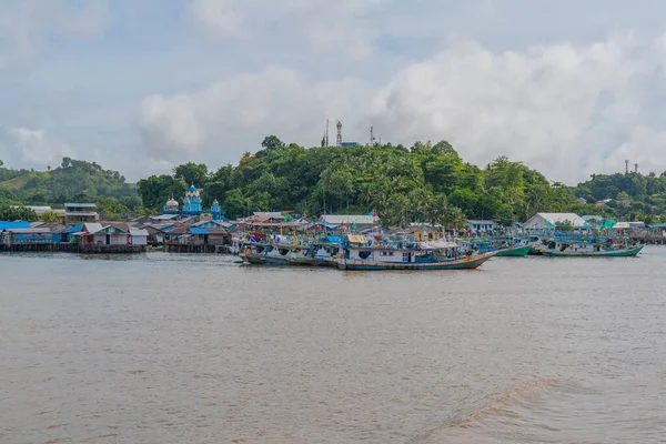 Vue Ferry Pour Waisai Sorong Avec Des Bateaux Des Maisons — Photo