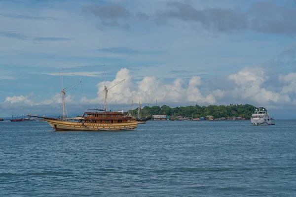Vapurdan Waisai Gemi Turları Tur Botları Arka Plan Mavi Gökyüzü — Stok fotoğraf