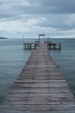 Saporkren Waisai köyünün kıyı şeridinde, Raja Ampat, bulutlu gökyüzü
