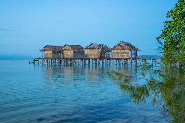 Waisai Adası, Raja Ampat, Endonezya 'daki Saporkren sahilindeki yıkılmış su evleri