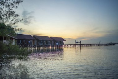 Waisai, Raja Ampat, Batı Papua 'da güneş doğarken Saporkren sahilindeki su evleri.