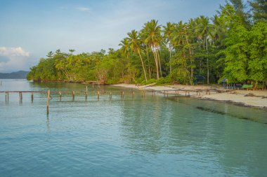 Waisai adasındaki Saporkren köyünün kıyı şeridi, Raja Ampat, Batı Papua