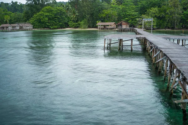 Molo Pobřeží Obce Saporkren Waisai Raja Ampat Zázemí Domů Nad — Stock fotografie