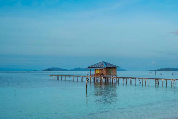 Wasserhaus Der Küste Von Saporkren Waisai Raja Ampat Hintergrund Blauer — Stockfoto