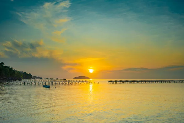 Východ Slunce Rozbitým Mola Pobřeží Raja Ampat Waisai Ostrov West — Stock fotografie