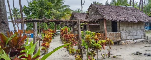 Small Traditionally Built Bamboo Huts Palm Trees Fam Island Raja — Stock Photo, Image