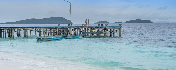 Raja Ampat West Papua Indonesien Februar 2023 Menschen Hölzernen Pier — Stockfoto