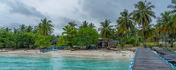 Dřevěné Molo Tyrkysové Moře Ostrově Fam Raja Ampat Pozadí Pobřeží — Stock fotografie