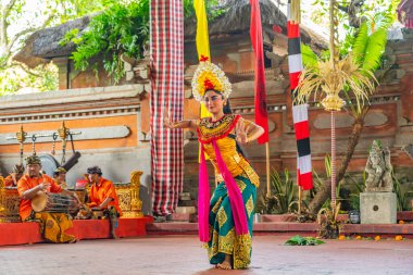 Bali, Endonezya, 14 Şubat 2023: Bir kadın performans Barong dansı, Endonezya 'nın Ubud kentinde düzenlenen geleneksel bale dansı.