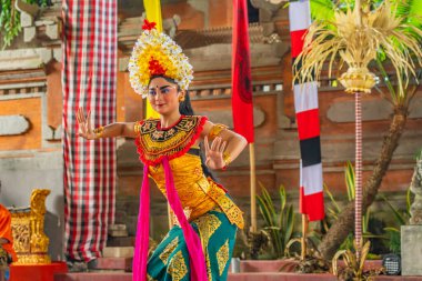 Bali, Endonezya, 14 Şubat 2023: Bir kadın performans Barong dansı, Endonezya 'nın Ubud kentinde düzenlenen geleneksel bale dansı.