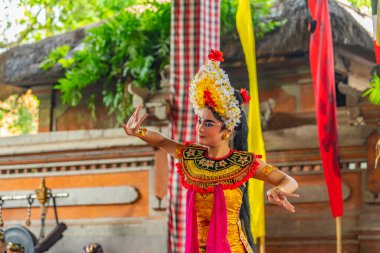 Bali, Endonezya, 14 Şubat 2023: Bir kadın performans Barong dansı, Endonezya 'nın Ubud kentinde düzenlenen geleneksel bale dansı.