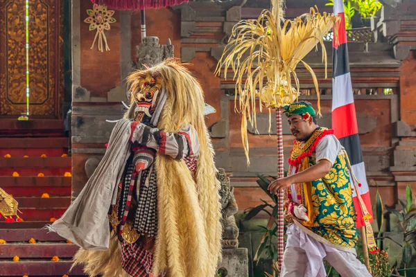 2023年2月14日インドネシア バリ島 バロンダンスショー ウブドの伝統的なバリのパフォーマンス 善と悪の神々の間の戦い — ストック写真