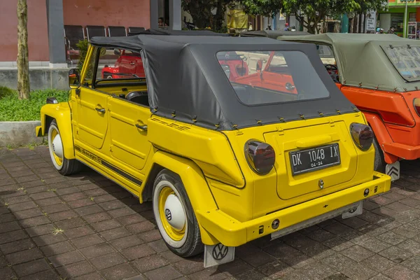 Ubud, Endonezya - 14 Şubat 2023: Klasik renkli Volkswagen Safari arabası, Tip 82, Ubud 'da kova koltuklu araba olarak da bilinir.