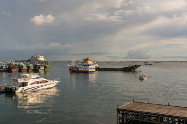 Sorong, Endonezya - Şubat 01.2023: Gemilerin Raja Ampat 'taki diğer adalara gittiği Sorong iskelesi