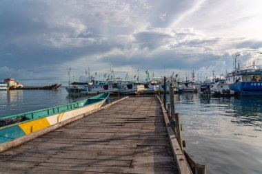 Sorong, Endonezya - Şubat 01.2023: Gemilerin Raja Ampat 'taki diğer adalara gittiği Sorong' daki iskeledeki balıkçı teknelerine bakın.