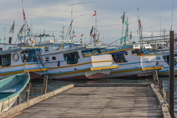 Sorong, Endonezya - Şubat 01.2023: Gemilerin Raja Ampat 'taki diğer adalara gittiği Sorong' daki iskeledeki balıkçı teknelerine bakın.