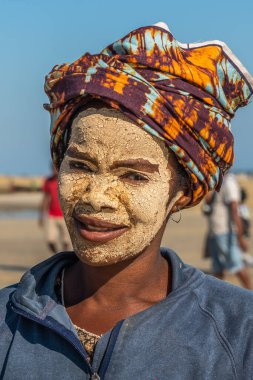 Morondava, Madagaskar - 31 Mayıs 2023: Maskeli kötü niyetli bir kadın Morondava kıyılarında Masonjaony olarak bilinir.