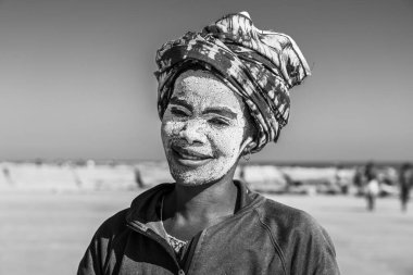 Morondava, Madagaskar - 31 Mayıs 2023: Maskeli kötü niyetli bir kadın, Morondava kıyılarında Masonjaony olarak biliniyor, siyah beyaz