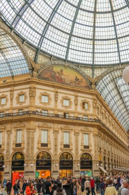 Milan, İtalya - 21 Mayıs 2023: Galleria Vittorio Emanuele II Milano, İtalya 'nın en eski alışveriş merkezidir..