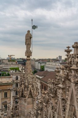 Milan, İtalya - 21 Mayıs. 2023: Katedrale yakın çekim, Milan, İtalya. Dış cephede mermer heykeller var.