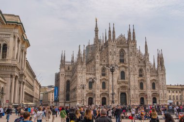 Milan, İtalya - 21 Mayıs. 2023: Milan, İtalya - 21 Mayıs. 2023: Milano Katedrali cephesi, birçok mermer heykel, kabartmalar.