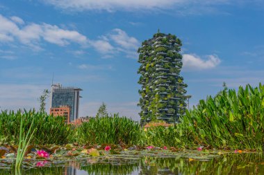 Milan, İtalya 21 Mayıs 2023: Bosco Verticale 'deki su tesisleri, her balkonunda çok sayıda ağaç bulunan modern ve ekolojik gökdelenlere bakıyor,