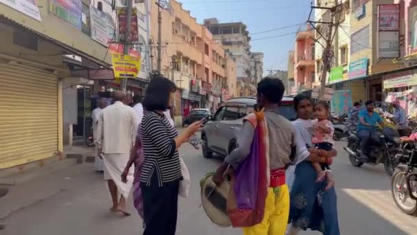 Puttaparthi India 2023 Február Közúti Forgalom Puttaparthi Utcáin Sétáló Emberekkel — Stock videók