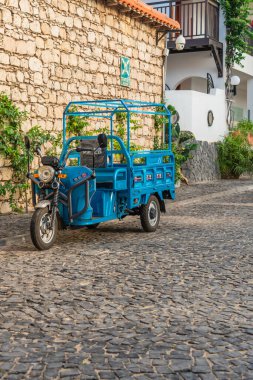Santa Maria, Sal Adası - Cape Verde, Ekim 02.2023: Taşıma için mavi çekçek kaldırım taşları yolunda kalın