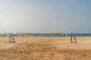 Santa Maria 'daki plaj voleybol sahası Cape Verde Adası' ndaki mavi gökyüzü Sal.