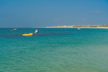 Santa Maria 'da kumsal Cape Verde Adası' nda mavi gökyüzü ile Sal