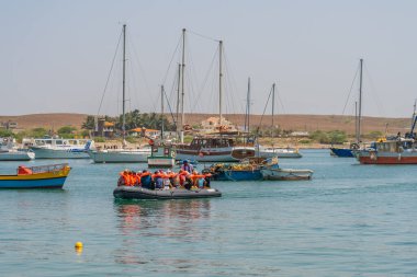 Palmeira, Sal Adası - Cape Verde, Ekim 03.2023: Palmeira Limanı bir grup insanla birlikte bir turdan sonra