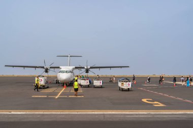 Sao Pedro, Cape Verde - Ekim 06.2023: Sao Pedro, Mindelo 'daki Cesaria Evora Uluslararası Sao Vicente Havaalanı' ndaki en iyi uçuş uçağı,
