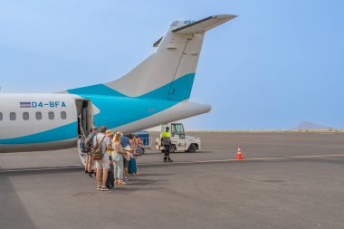 Sao Pedro, Cape Verde - Ekim 06.2023: Sao Pedro, Mindelo 'daki Cesaria Evora Uluslararası Sao Vicente Havaalanı' ndaki en iyi uçuş uçağı,