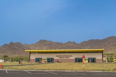 Sao Pedro, Cape Verde - Ekim 06.2023: Sao Pedro, Mindelo 'daki Cesaria Evora Uluslararası Sao Vicente Havalimanı' na yürüyen insanlar,