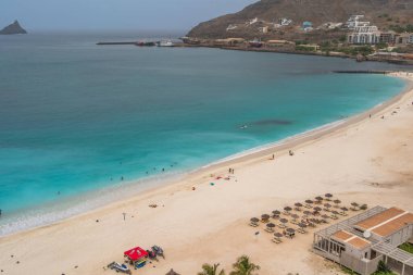 Cape Verde 'de Sao Vicente Adası' ndaki Mindelo şehrinde beyaz kumlu turkuaz Laginha sahilinin havadan görüntüsü.