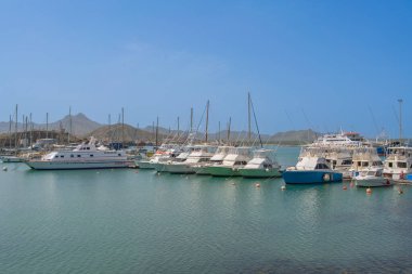 Mindelo Limanı, Sao Vicente adası, arka planda kayıklar ve dağ