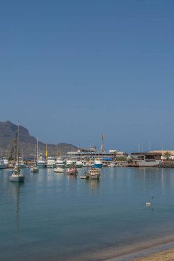 Mindelo Limanı, Sao Vicente adası, arka planda tekne ve dağ, dikey