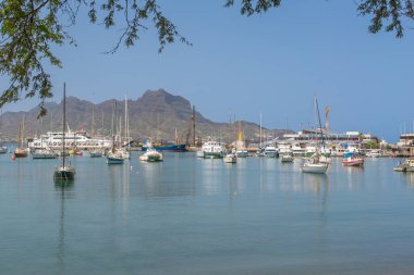 Mindelo Limanı, Sao Vicente adası, arka planda kayıklar ve dağ